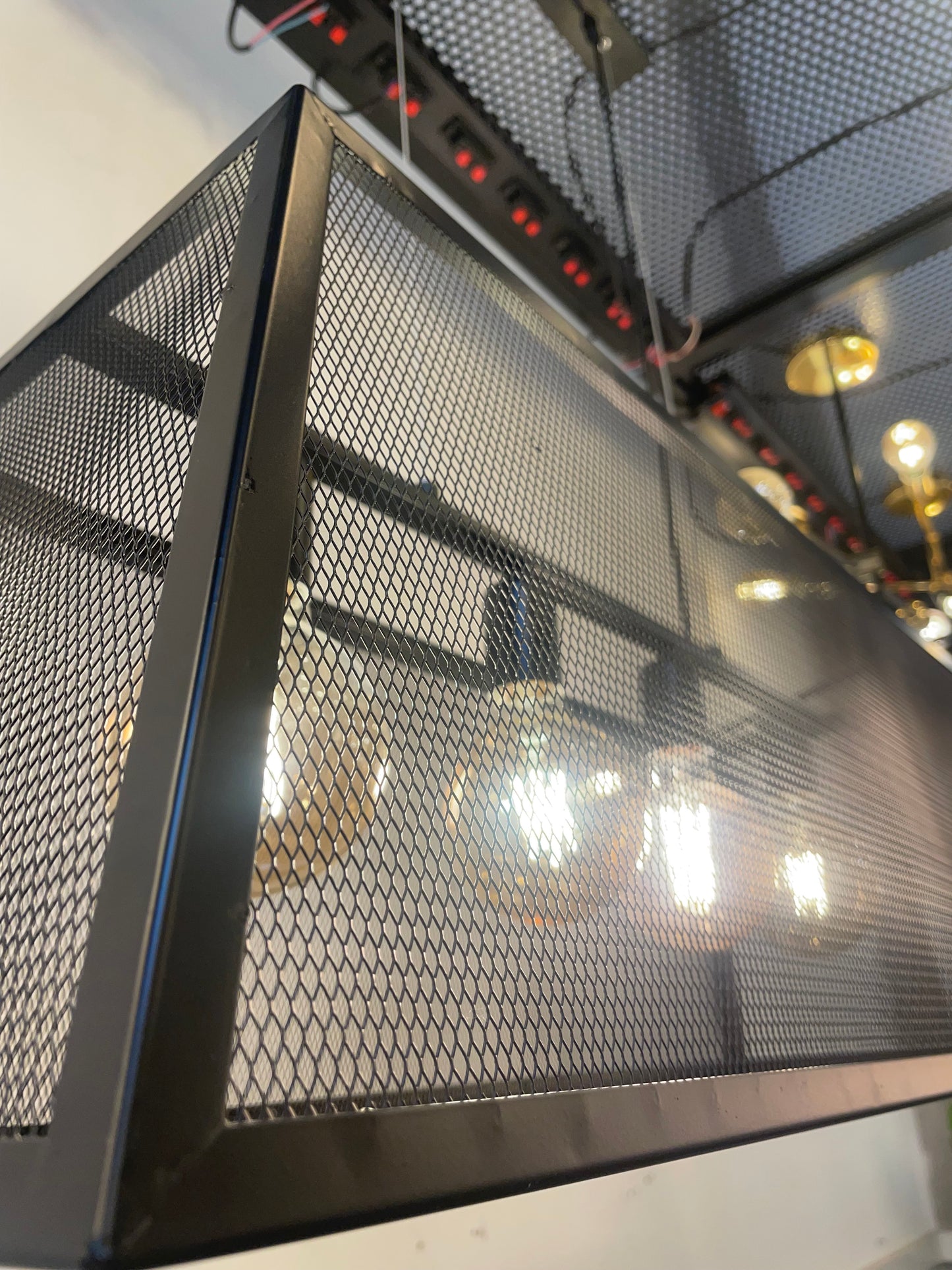 LAMPARA COLGANTE ESTILO JAULA EN MALLA 4 LUCES CATUL