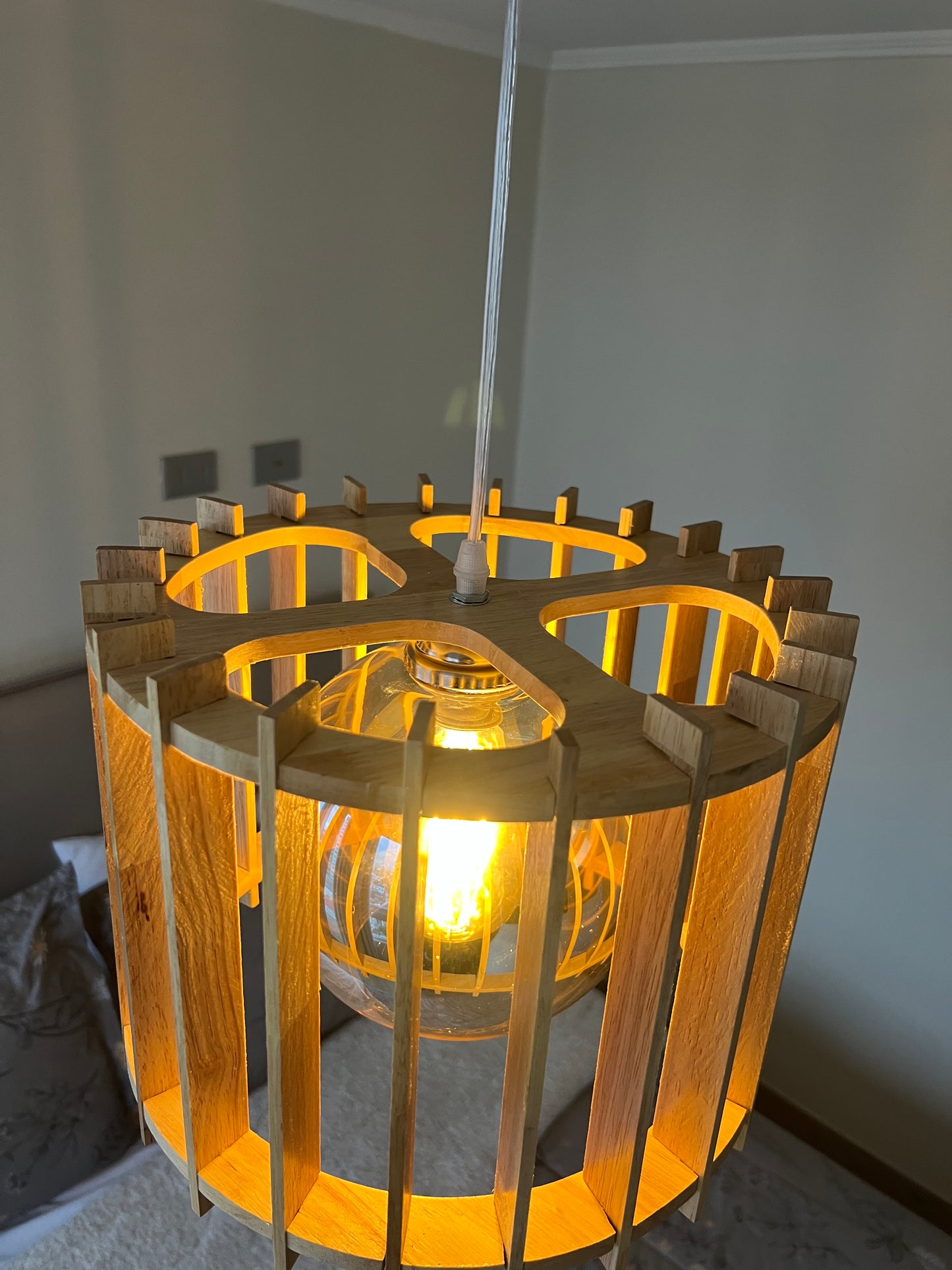 LAMPARA COLGANTE MODERNA REJILLAS MADERA CLARA ALMENDRA