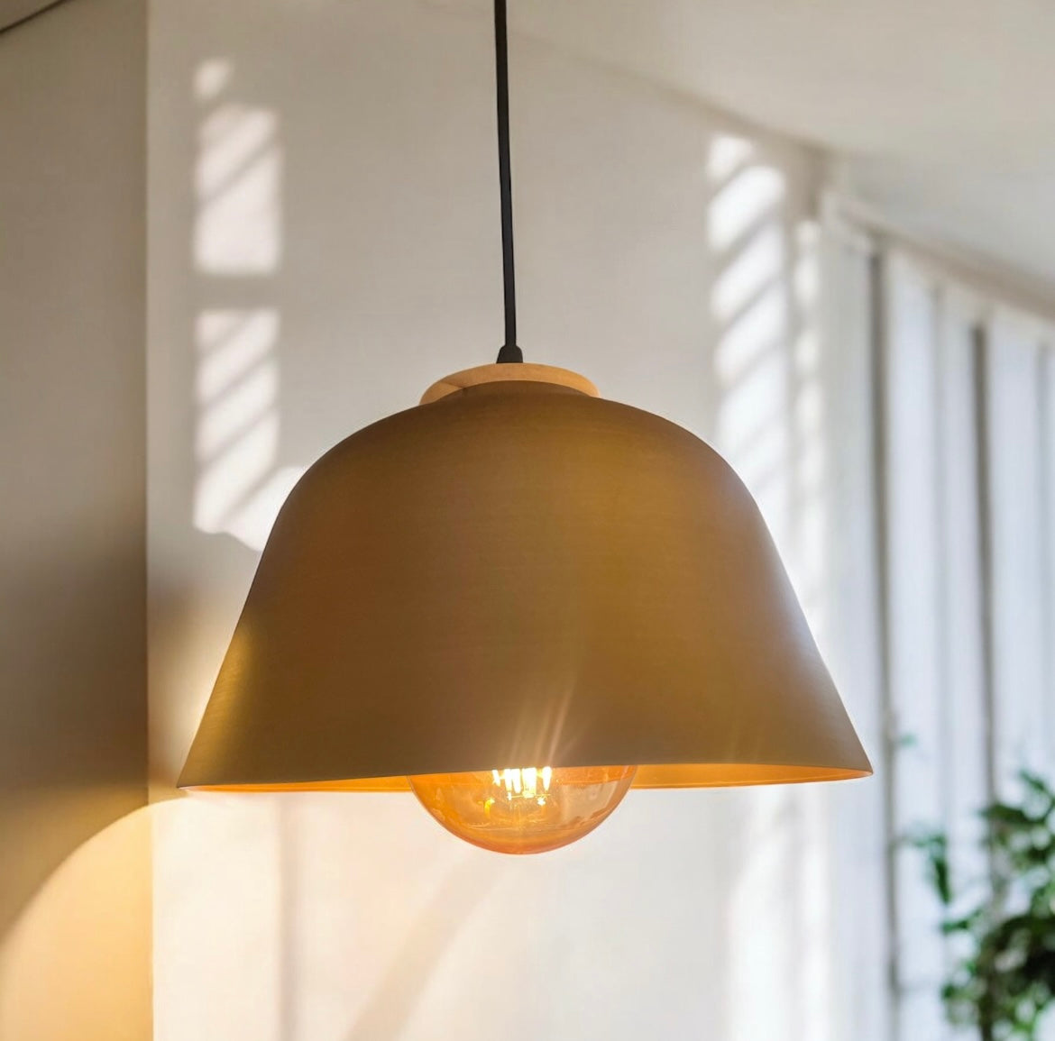 LAMPARA COLGANTE INDIVIDUAL METALICA DORADA DETALLES MADERA