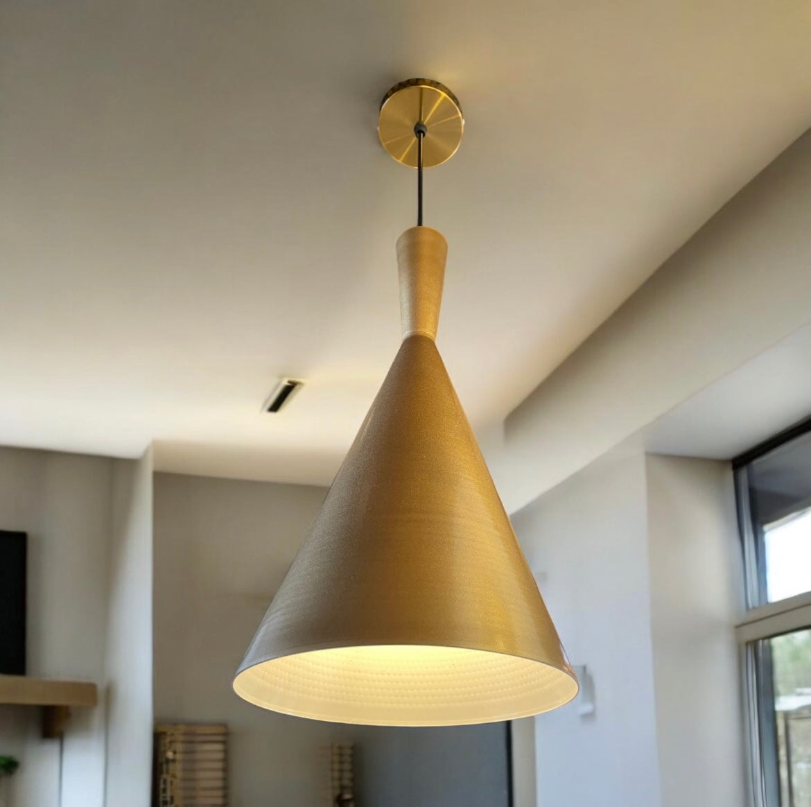 LAMPARA COLGANTE METALICA DORADA CONICA